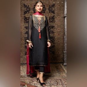 Shirt fabric: Khaadi Net, Dupatta: Chunri Silk, Pant fabric: Raw silk